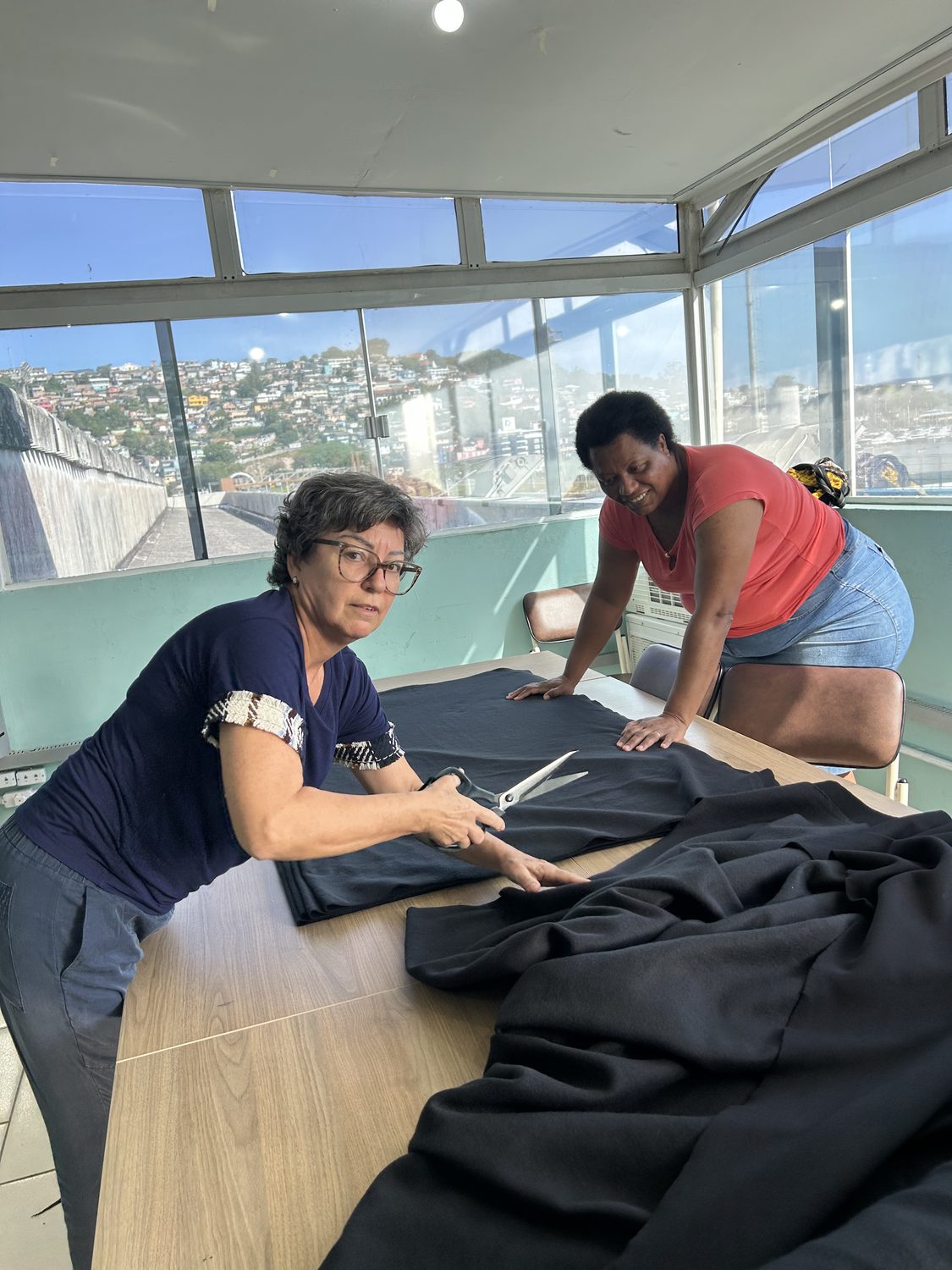 Participantes cortando tecido na mesa