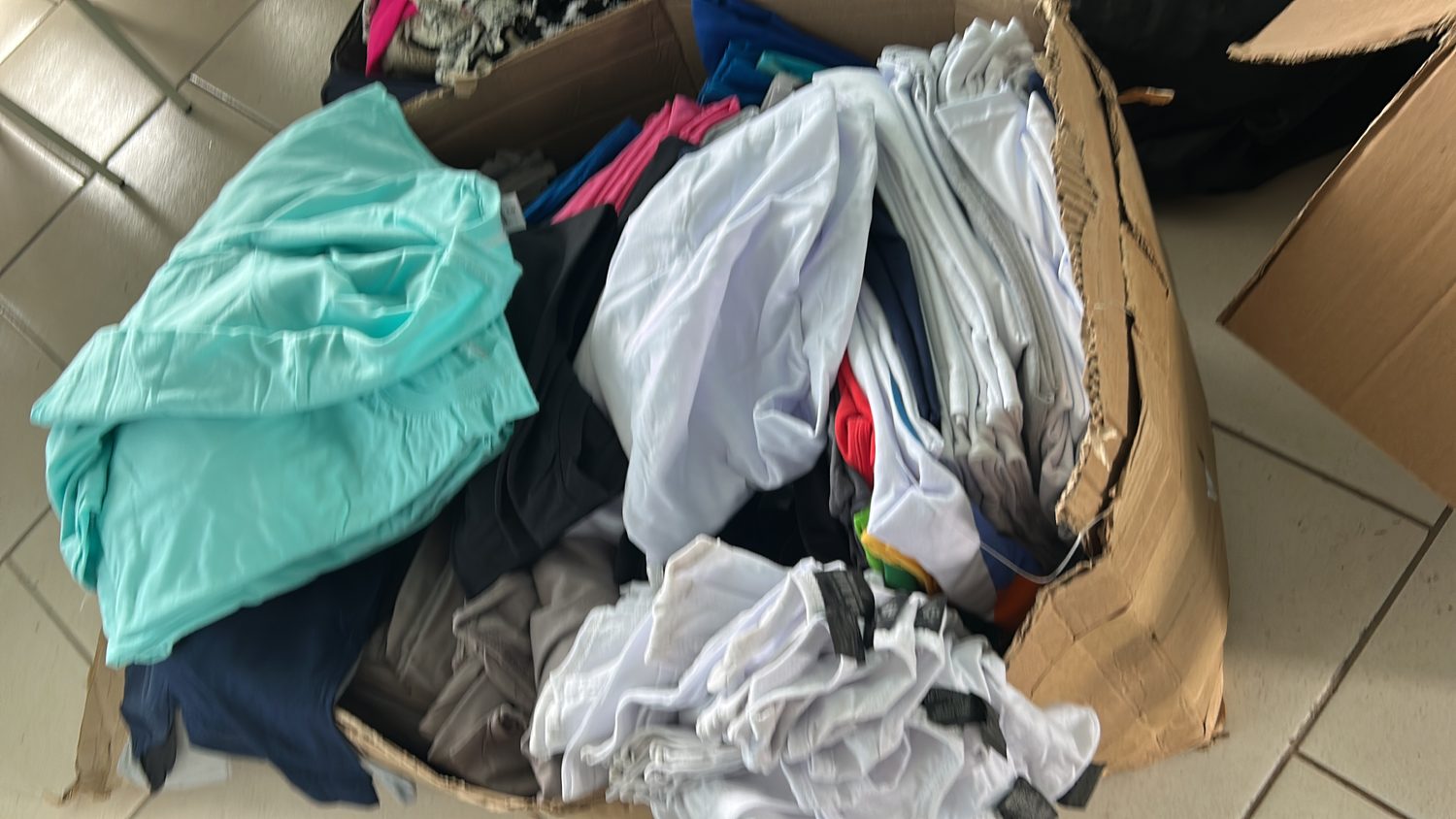 Roupas infantis doadas à FHOP Social