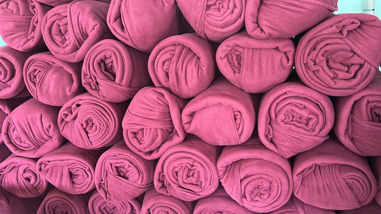Tecidos cor-de-rosa enrolados