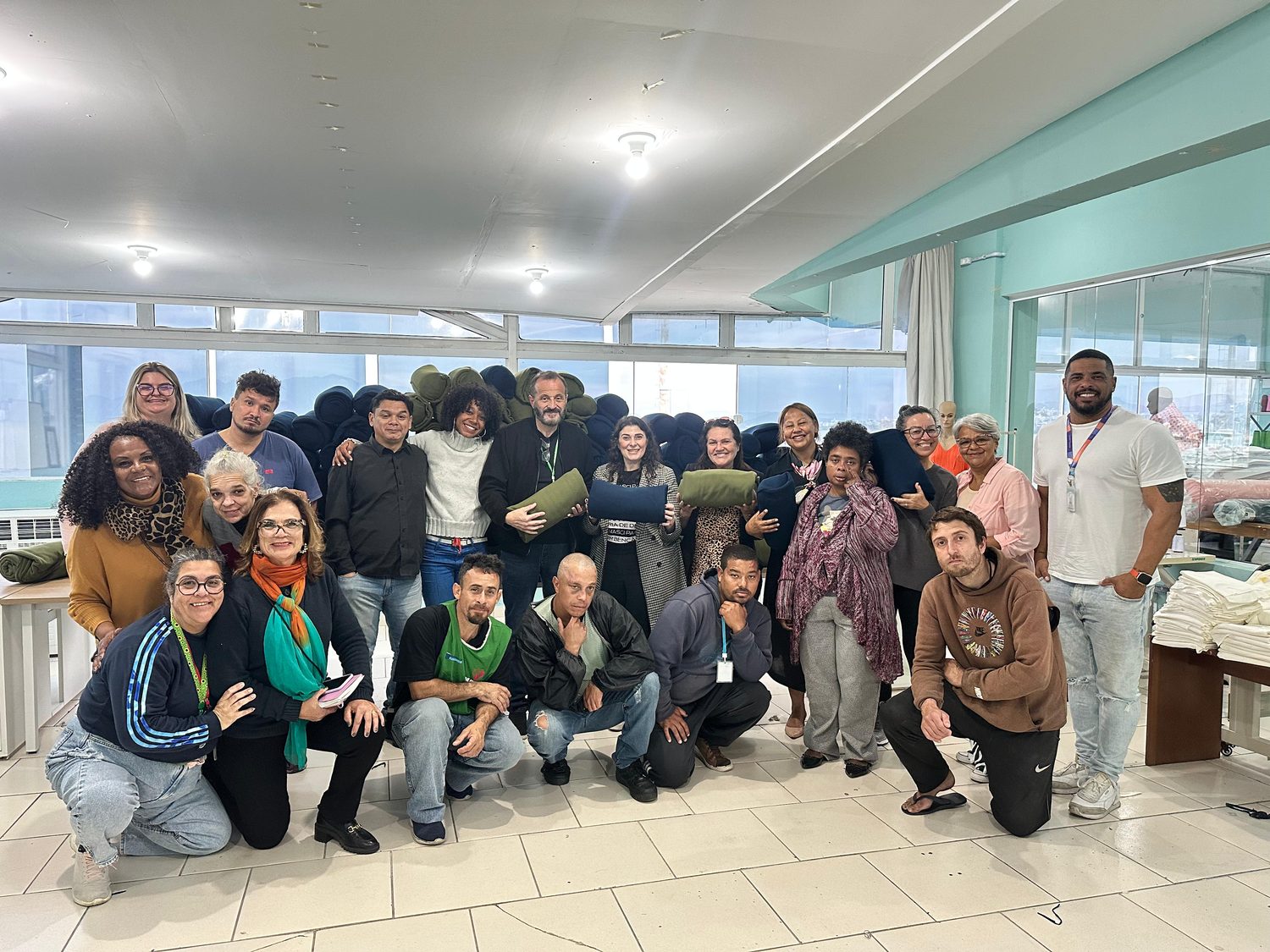 Grande grupo de participantes reunido em uma oficina