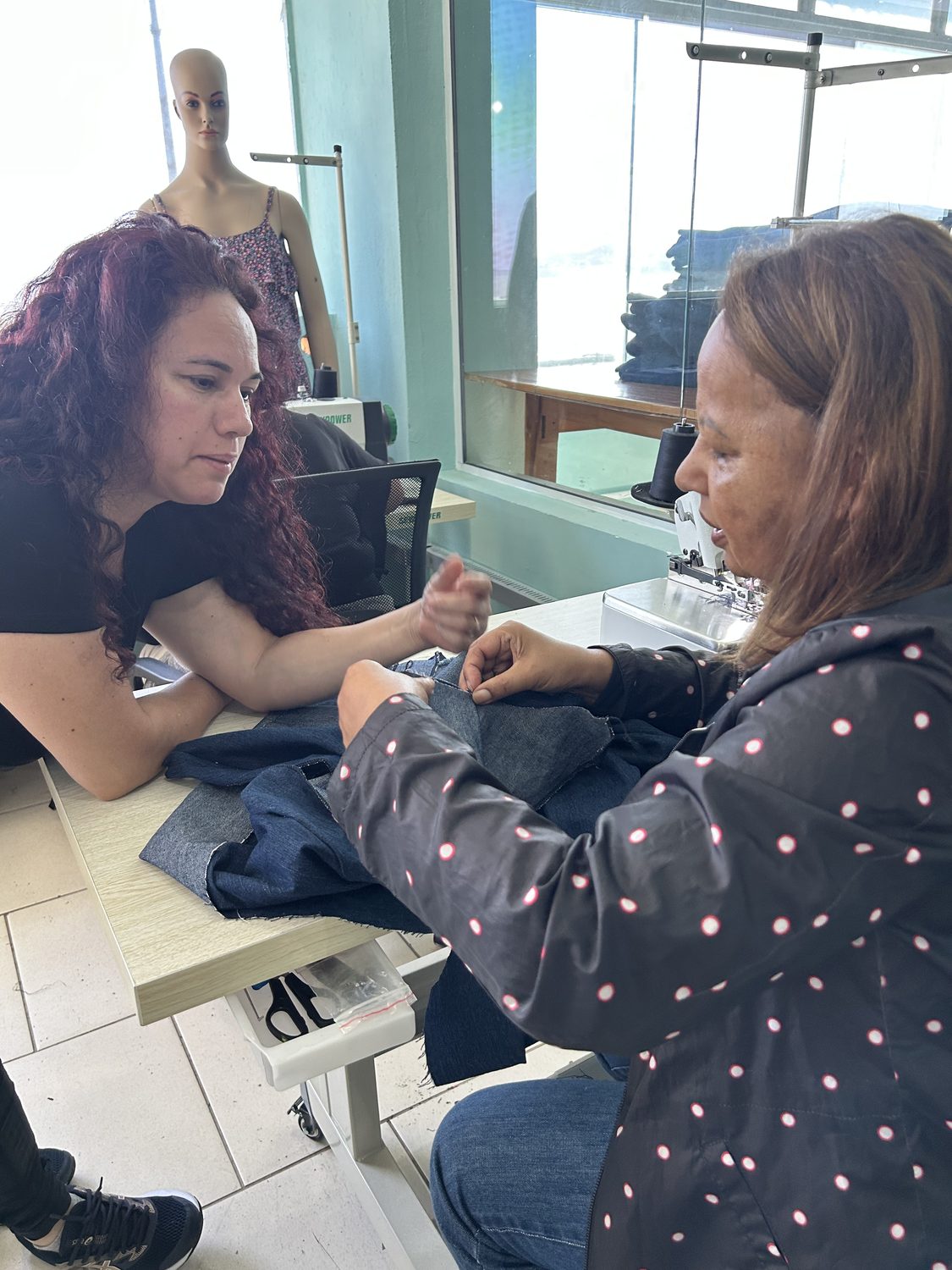 Participante costurando em máquina industrial