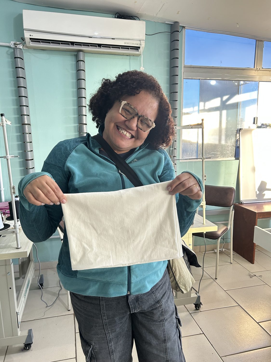 Participante segurando tecido branco que produziu